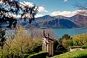 Sacro Monte di Orta, l'arco d'ingresso, splendidi gli scorci sul lago. 